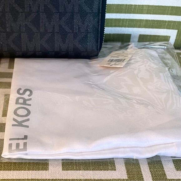 Michael Kors Signature Logo Jet Set Large Wallet Wristlet & NWT Dust Bag - Picture 15 of 15